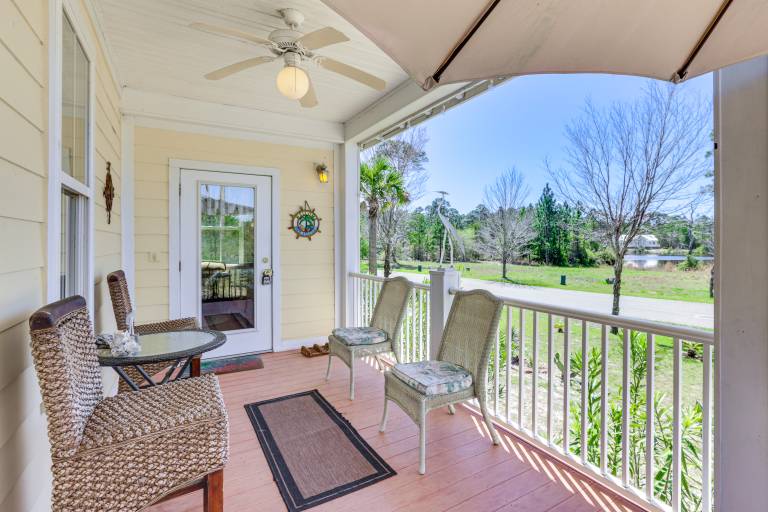 Lovely Carrabelle Home w/ Lake Views & Pool Access — photo 2