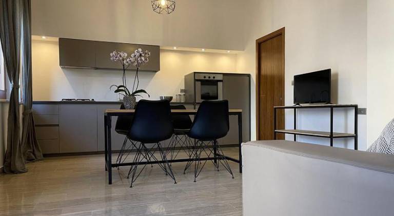 Nice serviced apartment with patio | Pets allowed — photo 2
