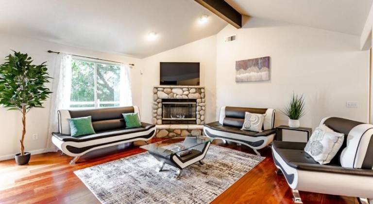 Vacation home with hot tub | Pets allowed — photo 2