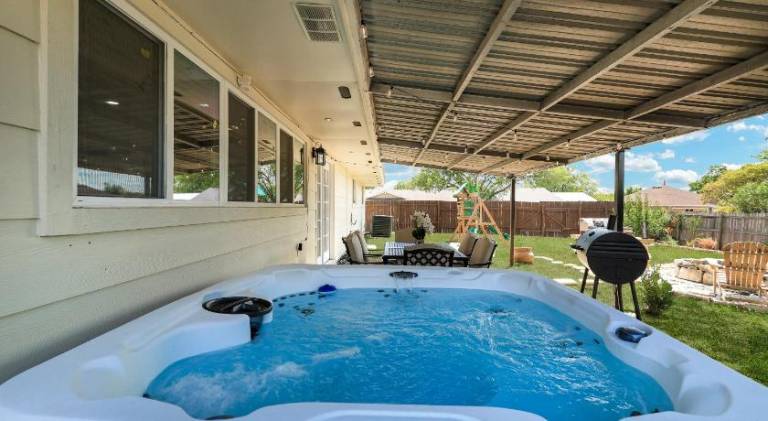 Nr Sea World Hot Tub Yard BBQ Fire Pit Swing Set in San Antonio, TX