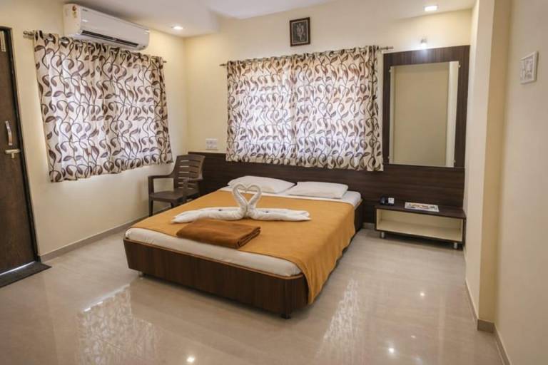 Hotel Sai Neelam in Rahata