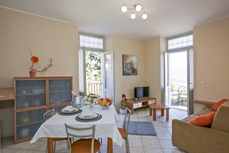Rental apartment with garden, patio & pool | Lake view — photo 4