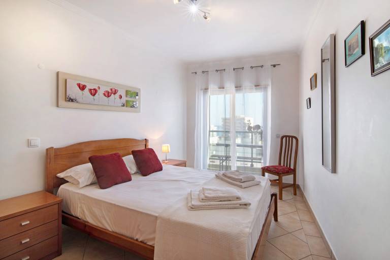 Apartment 'Quarteira Beach I' with Balcony, Wi-Fi and Air Conditioning — photo 5