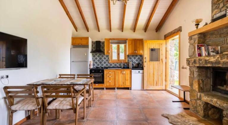 Fully equipped vacation home with barbeque, yard & terrace | Perfect for remote work | Dogs allowed — photo 4