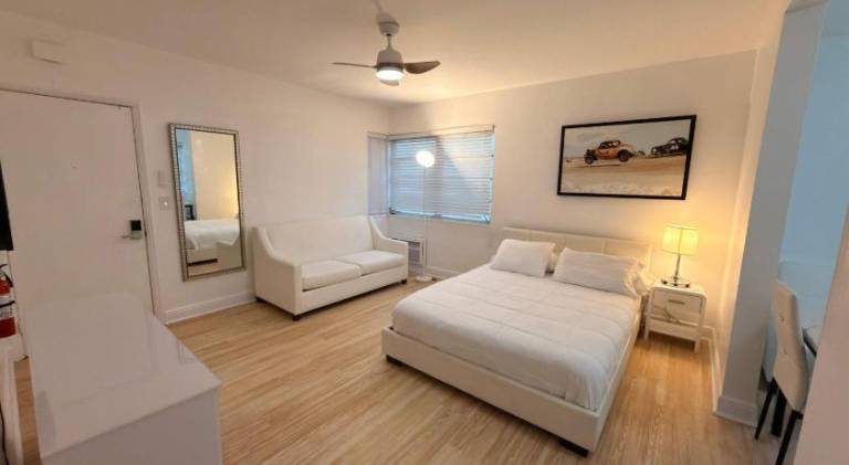 Cozy 1BR Beach Apartment Walk to Miami Beach — photo 2
