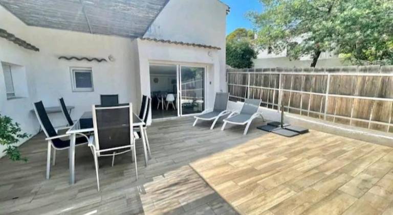 Holiday apartment with patio & pool | Pet-friendly — photo 4