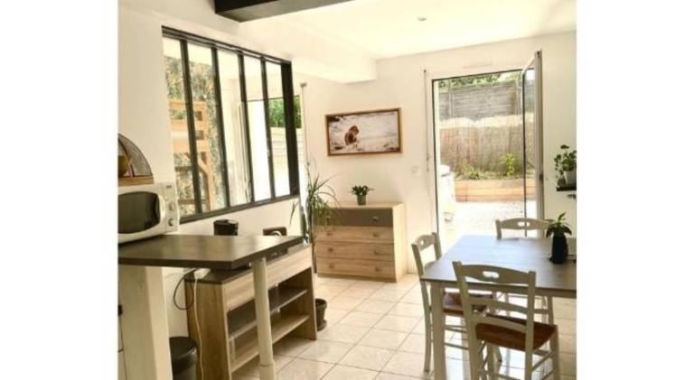Apartment with patio — photo 3