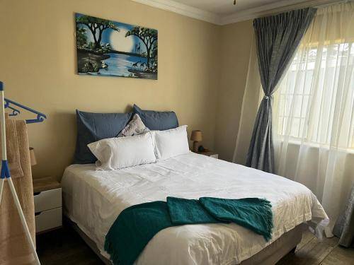 Phindulo Bed and Breakfast No Loadshedding Smart TVs & unlimited free fibre wifi