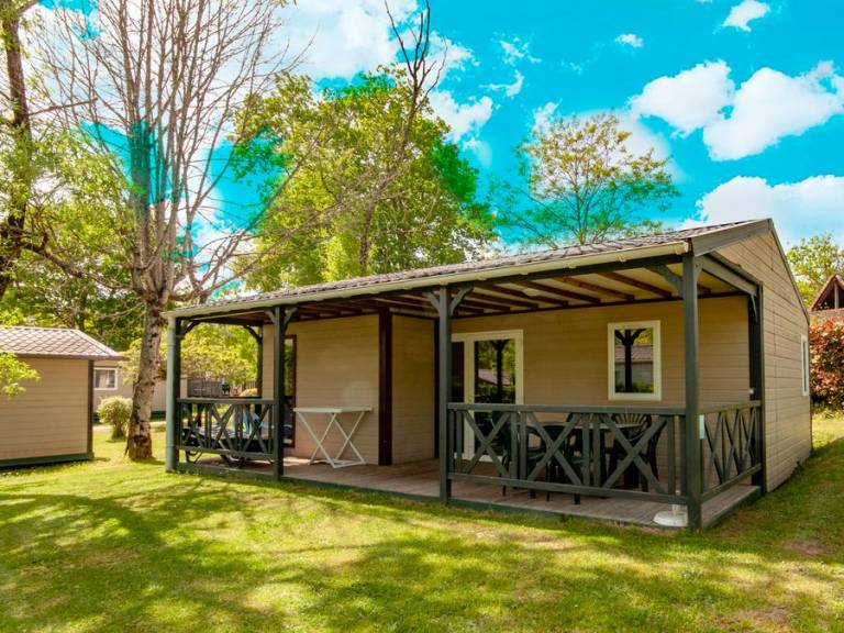 Child-friendly beautiful chalet with heated pool & patio | Pets are welcome — photo 4