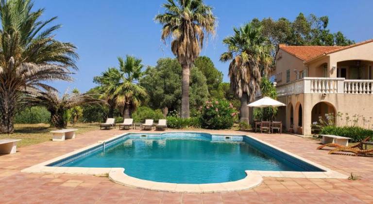 Charming apartment with pool, sea and mountain views in Collioure