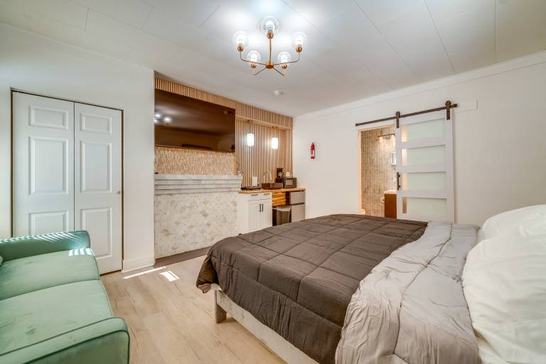 Historic Hinton Gem Walkable Luxury Near Dtwn