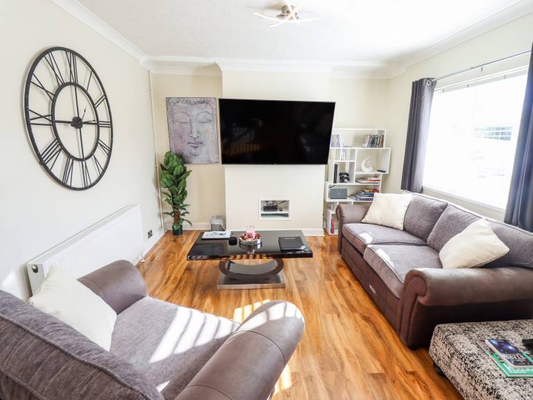 Family-oriented cottage with jacuzzi, sauna & yard | Beach view | Pet-friendly — photo 3