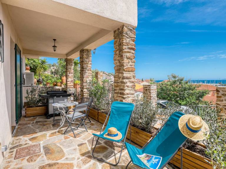 Apartment in Lavandou - Sea View - Air-conditioned - Walk Everywhere in Le Lavandou