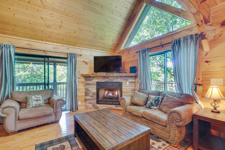 Sevierville Cabin w/ Hot Tub: 5 Mi to Pigeon Forge in Sevierville, TN