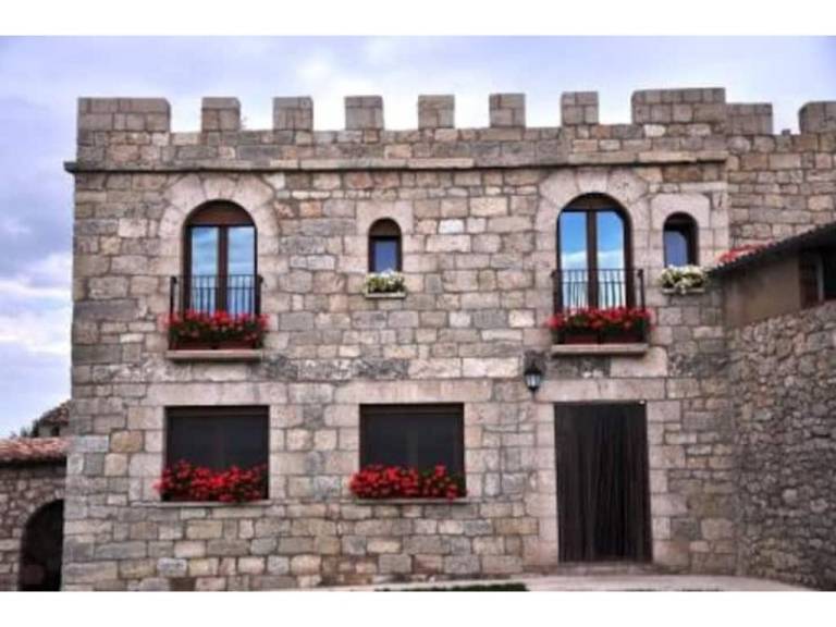 Country House 'Castillo Eugenio' with Private Garden, Balcony and Wi-Fi — photo 2