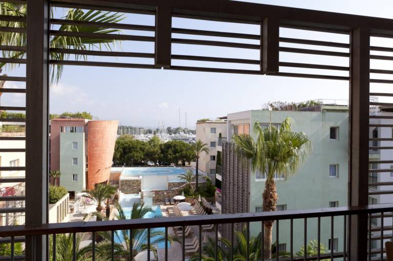 Apartment with pool, hot tub & patio — photo 5
