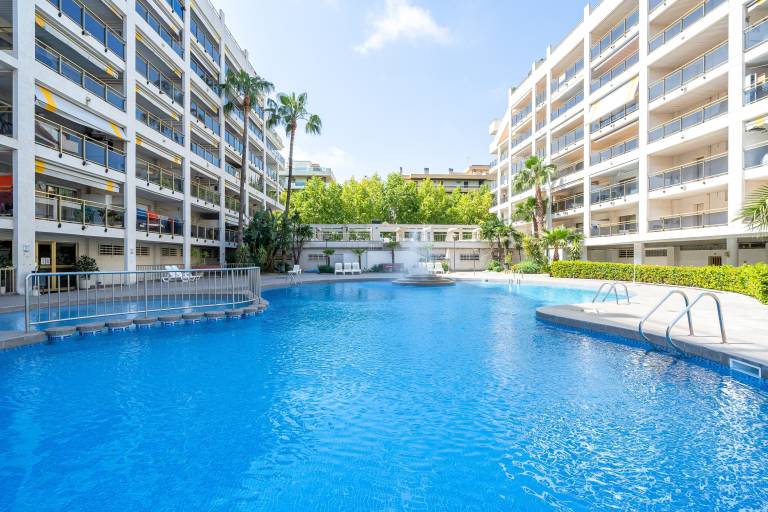 Apartment 'Salou - 111' with Shared Pool, Wi-Fi and Air Conditioning — photo 2