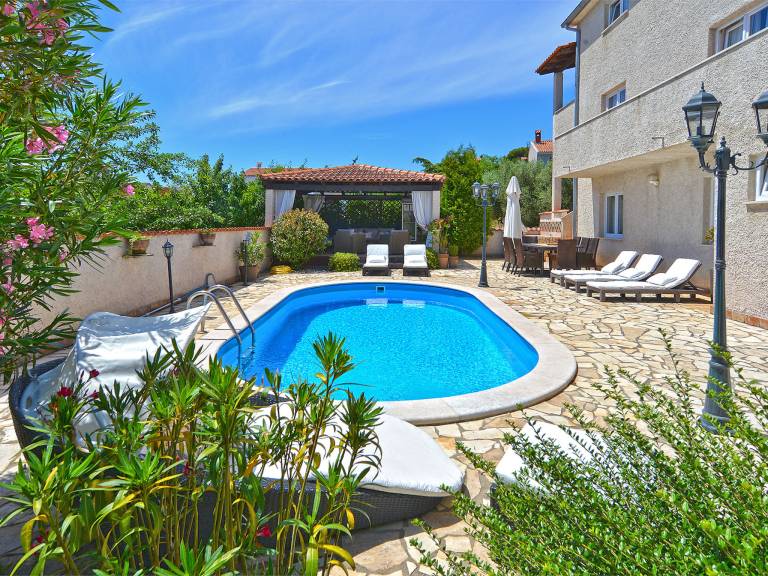 Nice vacation home with barbeque & private pool | Pet-friendly in Pula
