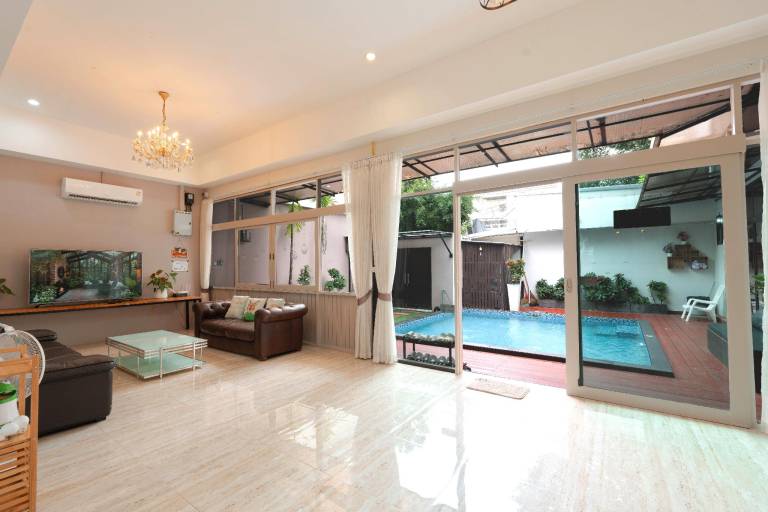 Spacious bungalow with pool & hot tub | Near Wat Chedi Luang | Pet-friendly — photo 4