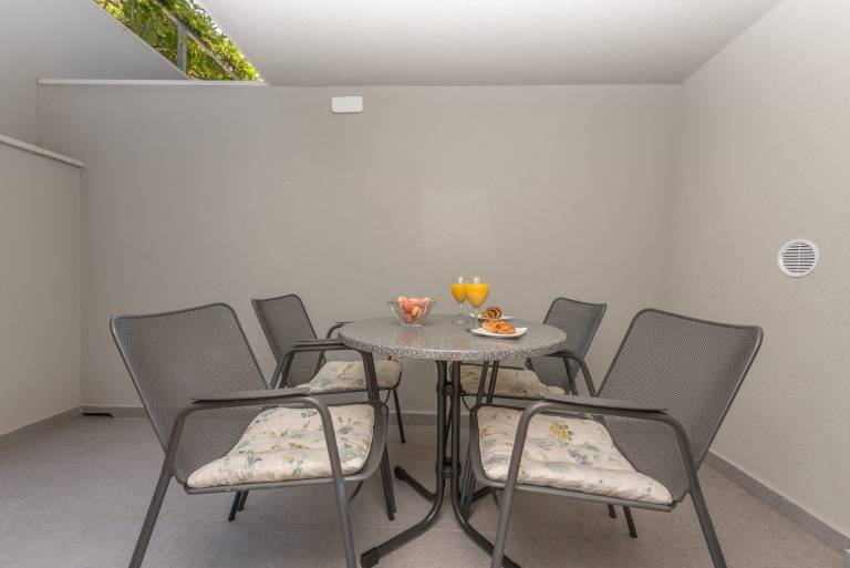 Fully equipped studio with terrace | Next to the beach | Pets allowed in Tucepi