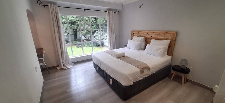 Stylish 4 Bed Oasis w Pool Garden BackupPower