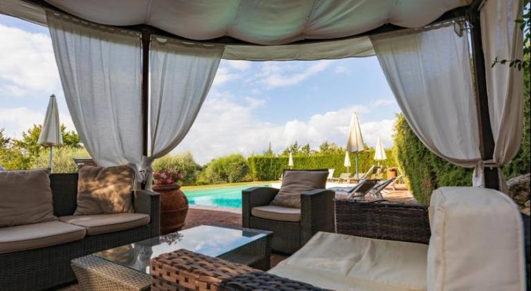 Vacation home with pool, garden & barbeque — photo 2