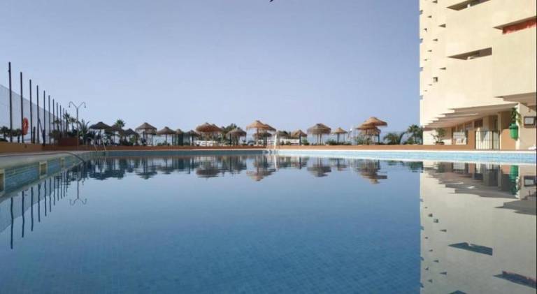 Serviced apartment with pool & patio | Close to the beach | Dogs allowed — photo 3