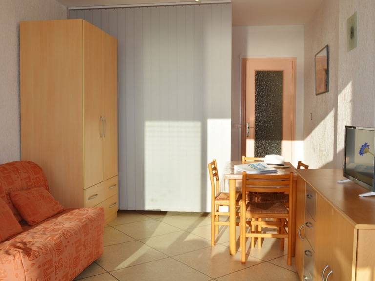 Studio for 4 with Terrace on the Beach in Le Lavandou — photo 5