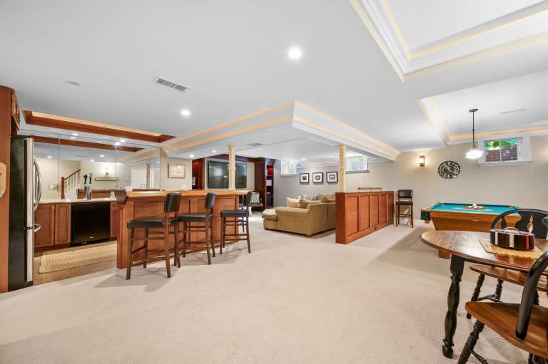 Walk to Beach and Town, Hot tub, Sleeps 8, Pet Friendly — photo 4