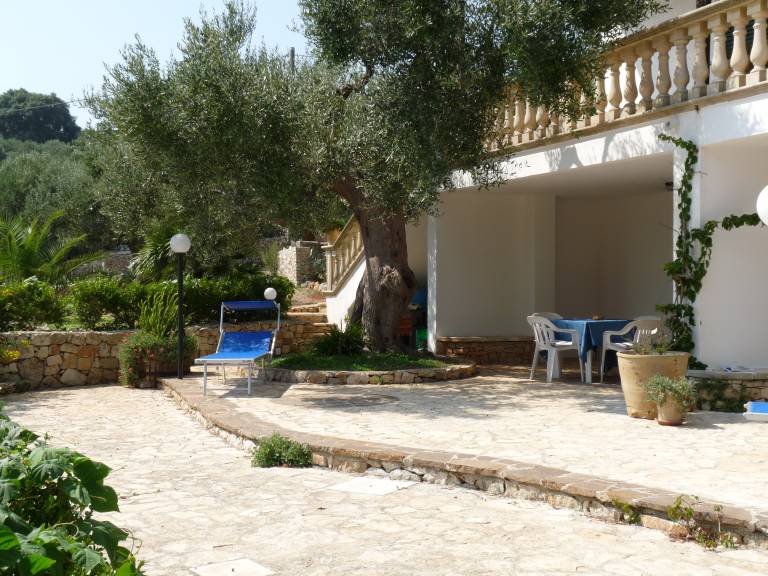 Children-friendly rental apartment with barbeque & yard | Garden view | Pets are welcome — photo 5