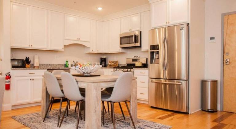 Stylish 2BR w Full Kitchen, Laundry & Cen Air — photo 3