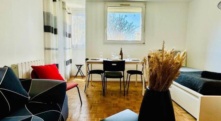 Rental apartment with patio — photo 4