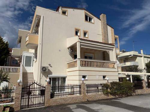 Rental apartment with yard & patio in Kavala