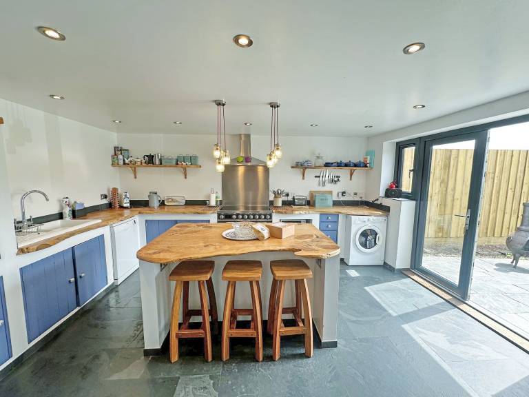 Family-oriented cottage with BBQ & garden | River view | Pet-friendly — photo 4