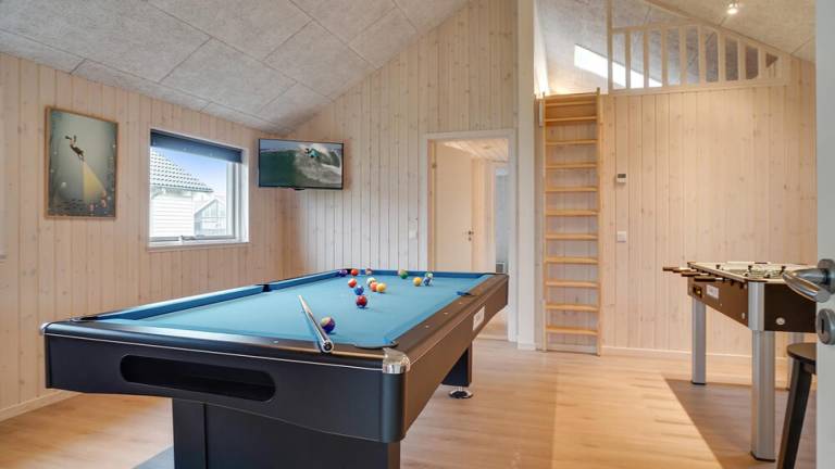 Family-oriented spacious house with sauna, hot tub & yard | Pets are welcome — photo 4