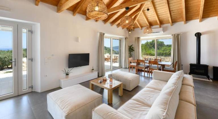 Villa with barbecue, terrace & yard — photo 2
