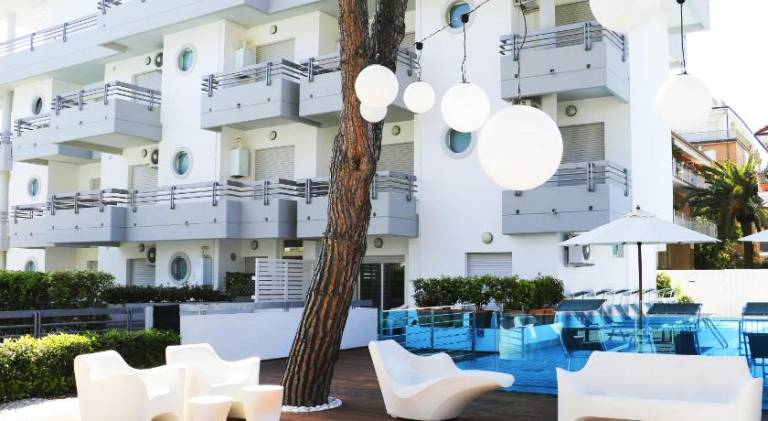 Serviced apartment with garden, pool & patio | Next to the beach | Pets allowed in San Benedetto del Tronto