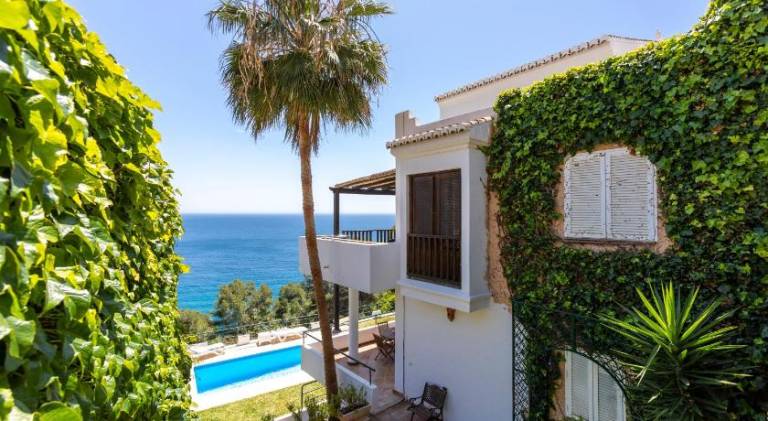Fully equipped villa with private pool & patio | Pet-friendly in Almunecar