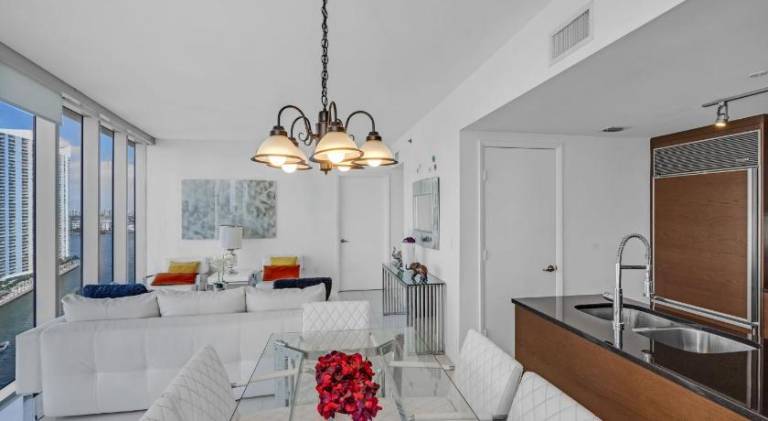 Spacious rental apartment with pool | Near Bayfront Park | Pets are welcome — photo 3