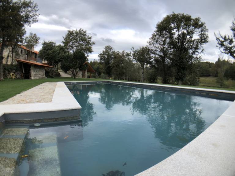 Rural house with pool and air conditioning in Bustelo, sleeps 6 in Penafiel