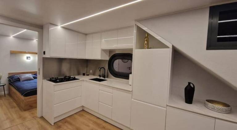 Boat with 2 rooms for 6 persons — photo 3