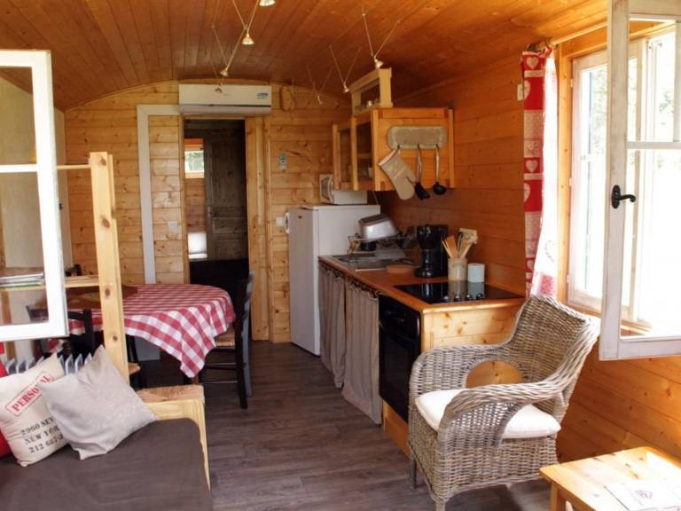 Charming 28m² Gypsy Caravan in Val de Loire, Sleeps 4, Near Castles & Bike Trails — photo 3