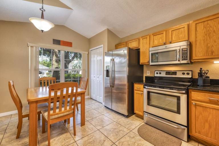 Charming 3BR home in Kissimmee with private pool and lake view, perfect for families. — photo 4