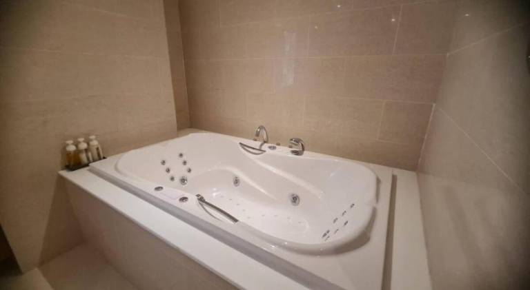 Villa with pool & jacuzzi — photo 3