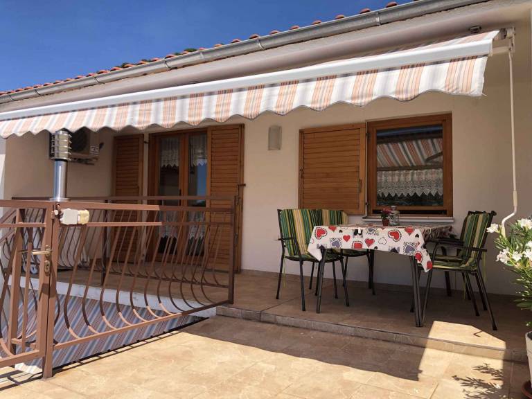 Holiday apartment with sea view — photo 4