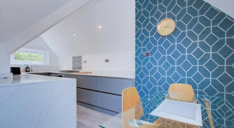Large 3 Bedroom Apartment with Free Parking near Beach and Meyrick Park Fast WiFi — photo 3