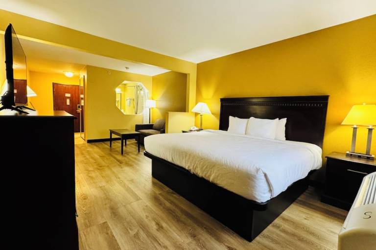 Econo Lodge Inn & Suites