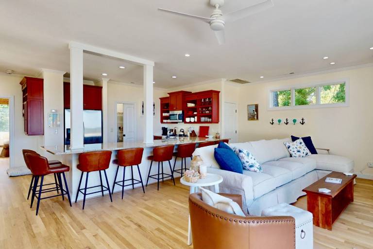 Family-oriented wonderful vacation home with private pool, barbecue & hot tub | River view | Dogs allowed — photo 3