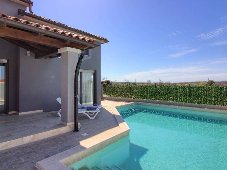 Ample house with yard, private pool & barbeque | Pets allowed — photo 5