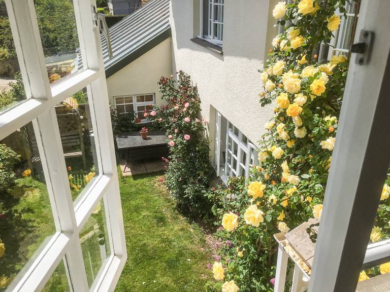 Family-friendly cottage with yard & barbecue | River view | Pets allowed — photo 2